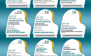 na niebiskim tle 9 małych, białych fortepianów z rozpisany repertuarem na każdy dzień 56. Festiwalu Pianistyki Polskiej